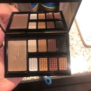 4 eyeshadow palettes